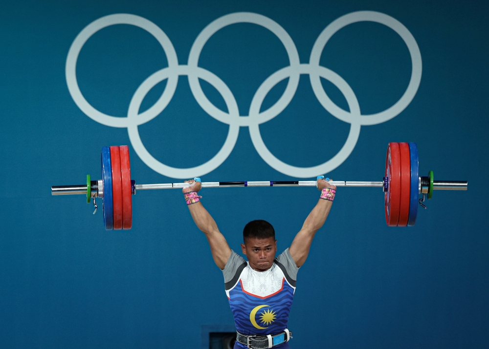 Mohamad Aniq Kasdan finished the challenge at the Paris 2024 Olympic Games in fourth place in the men’s 61 kg category with a new national record, with a total weight of 297 kg. — Bernama pic