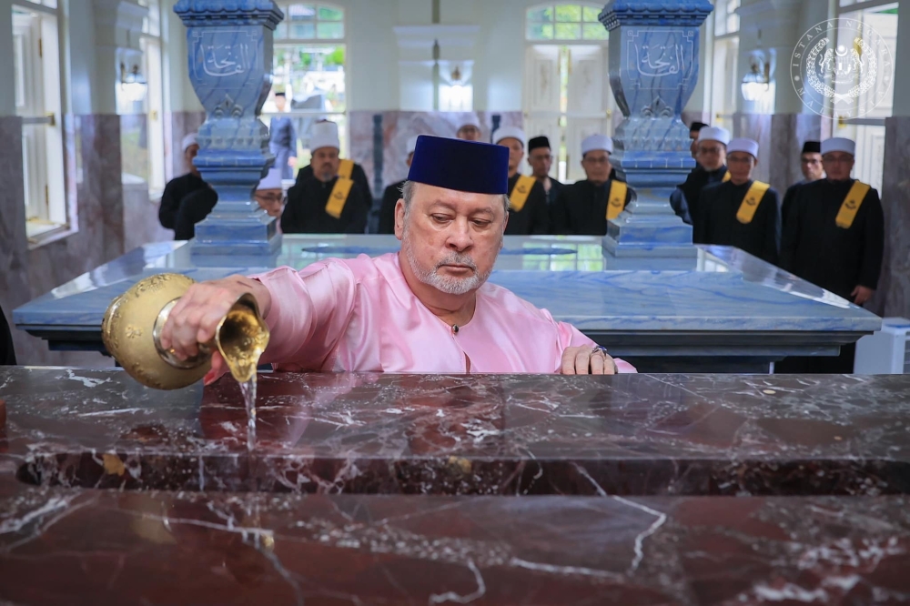 His Majesty Sultan Ibrahim, King of Malaysia today visited the Bukit Mahmoodiah Royal Mausoleum in conjunction with Hari Hol for Almarhum Sultan Iskandar. — Bernama pic