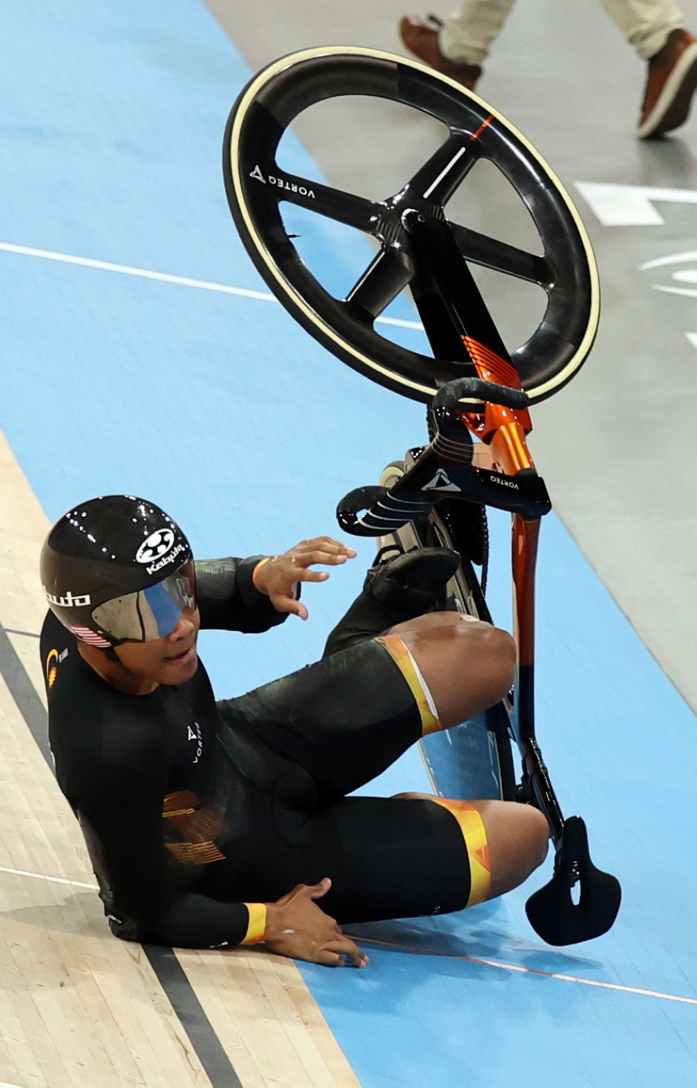 National track cyclist Muhammad Shah Firdaus Sahrom was involved in a collision during the men's keirin finals at the Paris 2024 Olympic Games at the Saint-Quentin-en-Yvelines National Velodrome, today. — Bernama pic