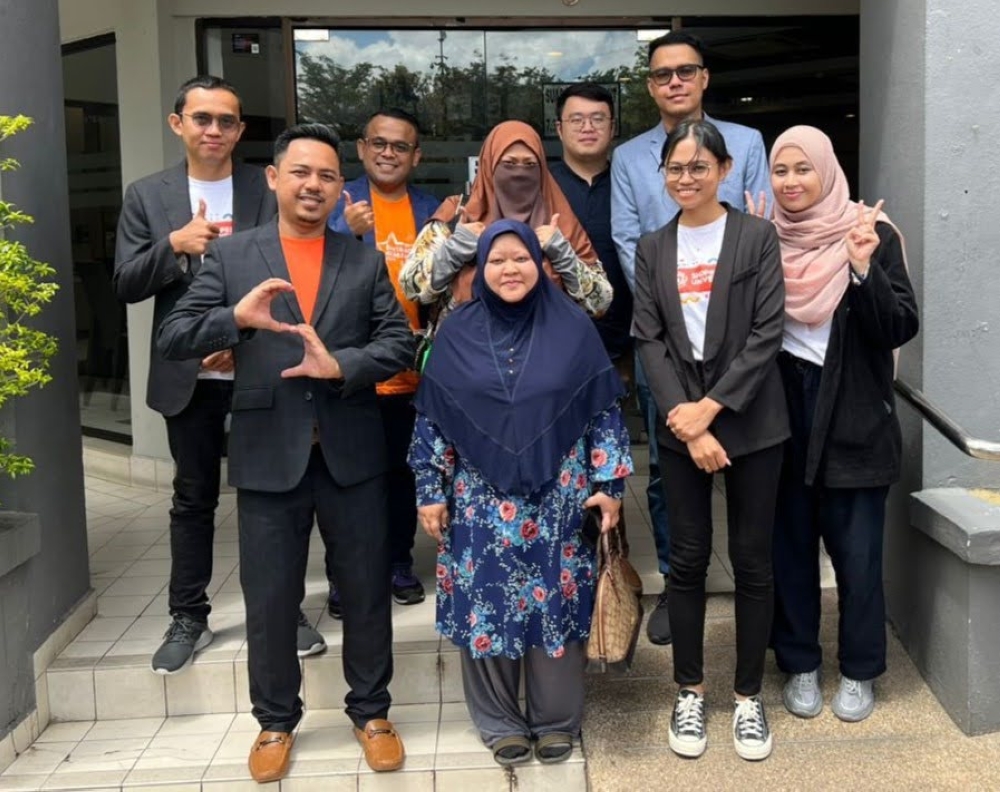 Mohd Zaid Othman (back row, second from left) with his Shopee workshop participants.