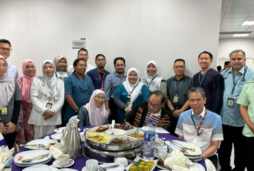 Yesterday, Prime Minister Datuk Seri Anwar Ibrahim underwent his annual health check-up, which was conducted by a team of medical specialists from the Ministry of Health (MOH) at Sultan Idris Shah Hospital. — Picture from X/Anwar Ibrahim