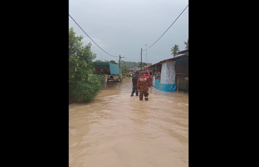 Negeri Sembilan Civil Defence Force director Lt Col (PA) Mohd Nazri Mes Kam said three affected areas in Port Dickson are Kampung Sawah Sunggala, Kampung Si Rusa Dalam and Kampung Linggi. — Picture from Facebook/Jabatan Bomba dan Penyelamat Malaysia Negeri Sembilan