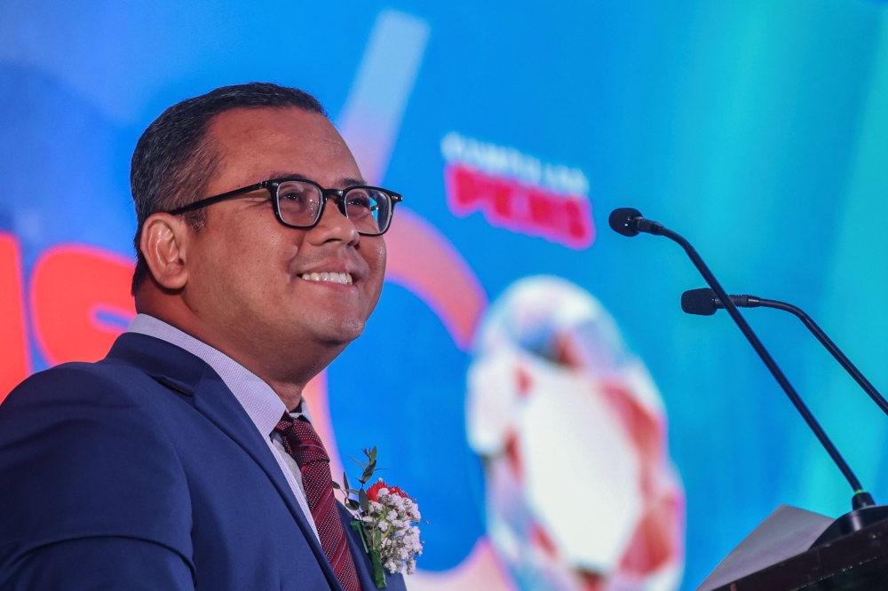 Selangor Menteri Besar Datuk Seri Amirudin Shari today said he is more comfortable leading the state government amid rumours of a federal Cabinet reshuffle as he wants to ensure the continuation of state development plans. — Bernama pic  