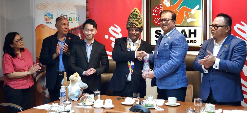 Tan Sri Tony Fernandes (fourth from left) received a special award from the Sabah Tourism Board for his exceptional contribution to the state's tourism industry. The award was presented by Deputy Tourism, Culture, and Environment Minister Datuk Joniston Bangkuai (second from right). — Picture by Sabah Tourism Board.