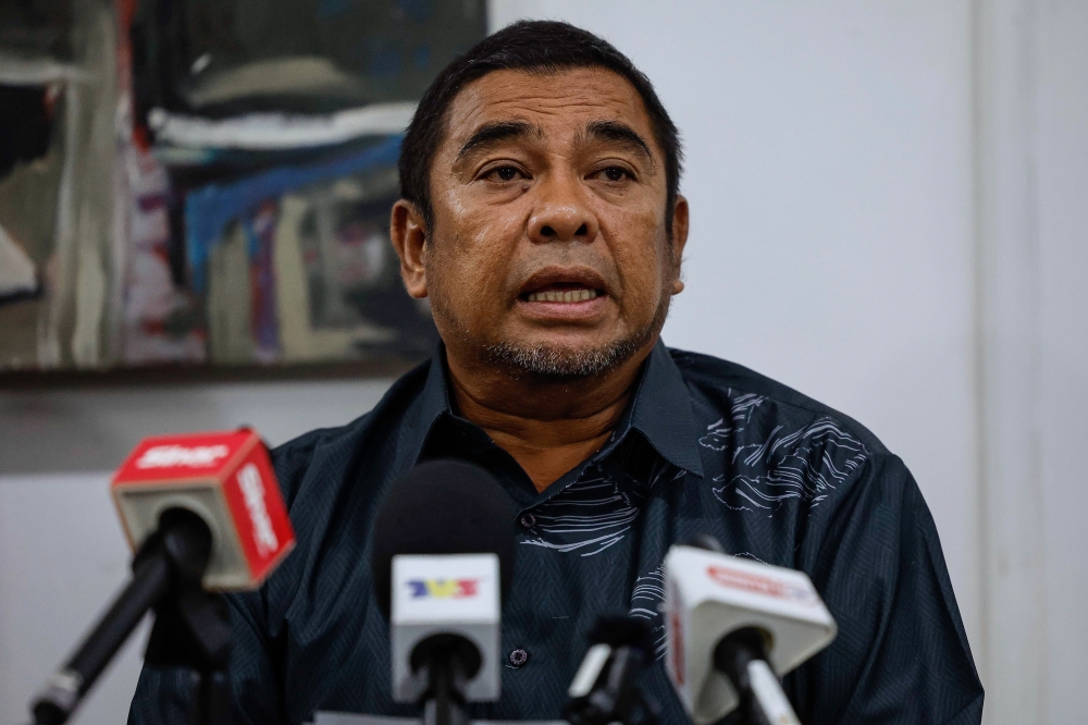 South Kelantan Development Authority (Kesedar) chairman Datuk Zawawi Othman addresses the media on the Nenggiri by-election issues in Kesedar Inn, Gua Musang. — Bernama pic