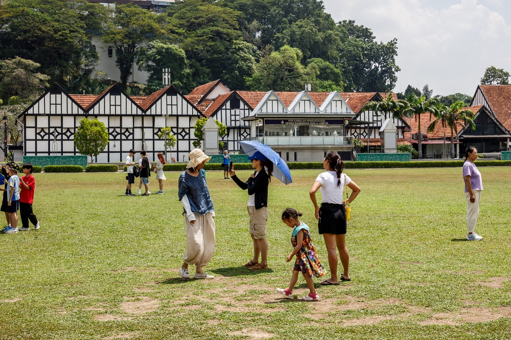 Nearly half a billion children are facing twice as many days of extreme heat each year — or more — than their grandparents did, the UN said yesterday, warning of deadly consequences. — Picture by Firdaus Latif
