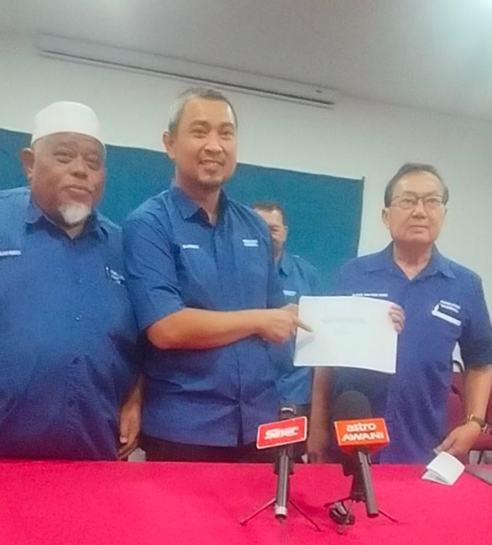 Johor Perikatan Nasional chairman Datuk Dr Sahruddin Jamal (centre) together with component leaders after chairing the Mahkota state by-election meeting at the Kluang Parti Pribumi Bersatu Malaysia (Bersatu) office in Taman Saujana in Kluang August 14, 2024. — Picture by Ben Tan