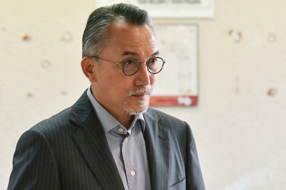 Former SRC International Sdn Bhd director Tan Sri Ismee Ismail is pictured at the Kuala Lumpur High Court Complex, August 15, 2024. He said in court today that former finance minister Datuk Seri Najib Razak would not have chosen highly-qualified people to sit on the company’s board if he had wanted to be the puppet master of the board of directors. — Picture by Yusof Mat Isa 