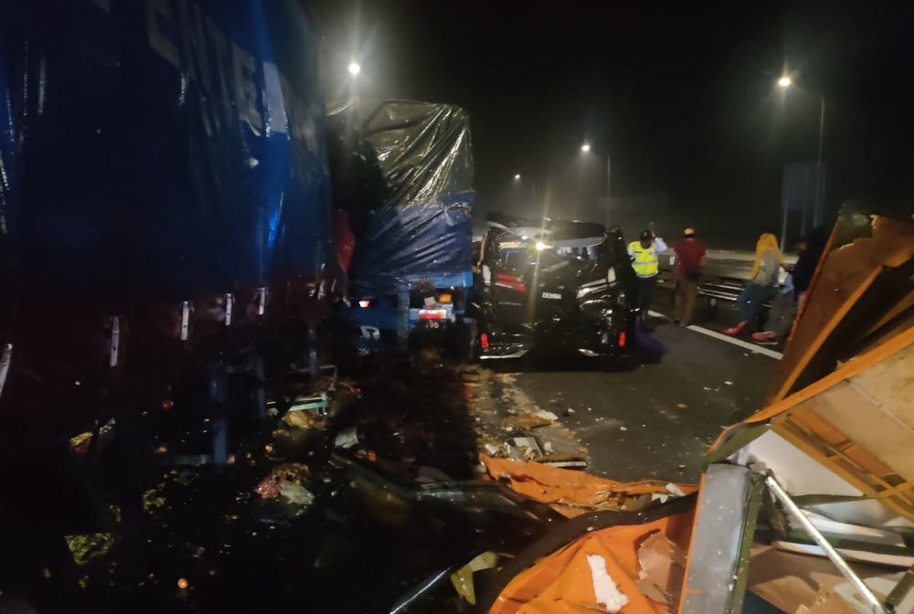 Perak Fire and Rescue Department (JBPM) assistant director (Operations) Sabarozi Nor Ahmad, said 10 firefighters and five fire engines were dispatched to the scene after they were alerted of the incident at 2.37am. — Picture from Facebook/Jabatan Bomba dan Penyelamat Malaysia