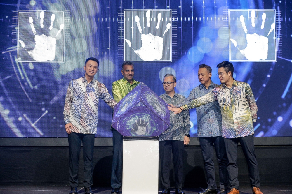 Communication Minister Fahmi Fadzil (centre) attends the 2024 Huawei Malaysia Supplier Ecosystem Convention at Malaysia International Trade and Exhibition Centre in Kuala Lumpur on August 15, 2024. — Picture by Sayuti Zainudin