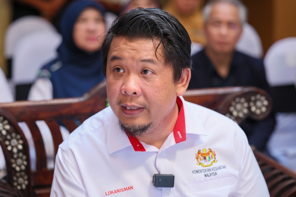 Datuk Lukanisman Awang Sauni denies a media report claiming that the  teenager who posed as a healthcare worker in Serdang performed medical procedures— Bernama pic