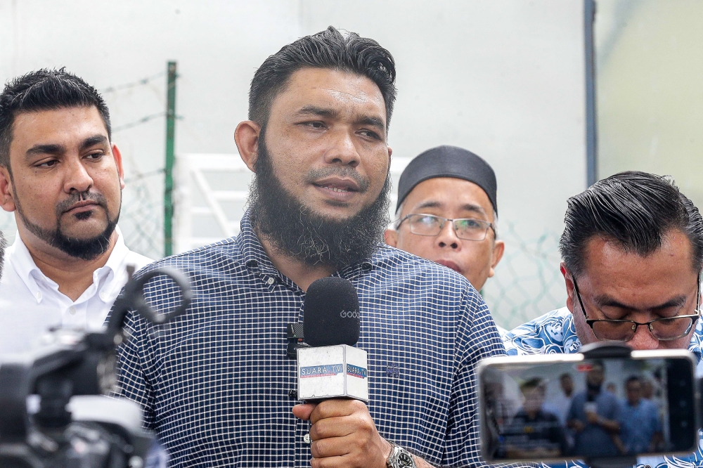 Wan Muhammad Azri Wan Deris, also known as Papagomo, speaks to the press on July 17, 2024. — Picture by Sayuti Zainudin