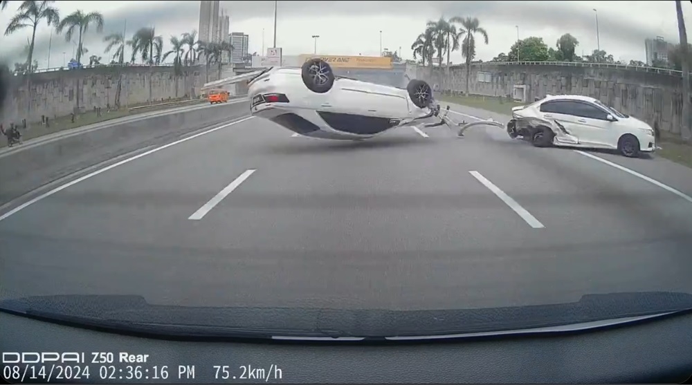 A Toyota Camry overturned after colliding with a Honda City on the Kesas Highway near Awan Besar as a dashcam footage of the incident went viral on social media. — Video screencap via X/@update11111