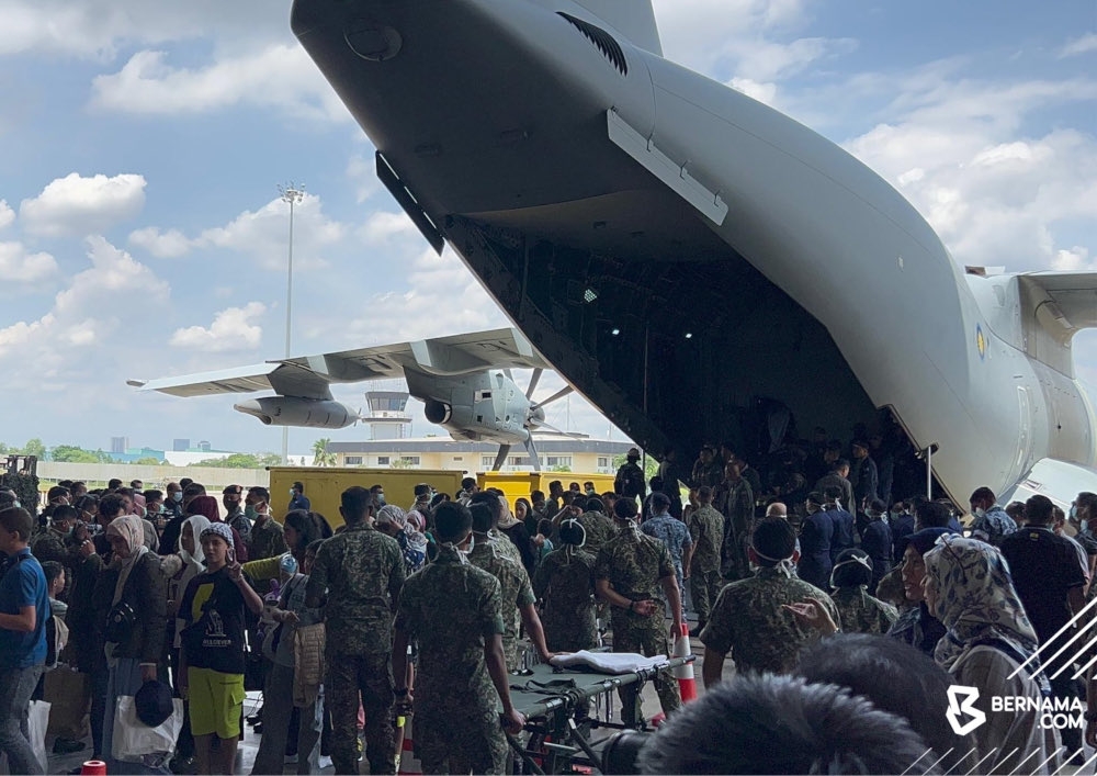 Royal Malaysian Air Force (RMAF) personnel wait for the injured Palestinians aboard the Airbus A-400M aircraft at Subang Air Base, August 16, 2024. — Picture from X/Bernama 