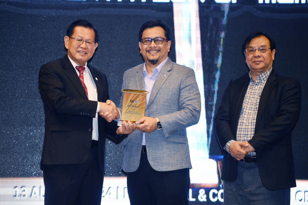 Sarawak Transport Minister Datuk Seri Lee Kim Shin (left) receives a gift from Civil Aviation Authority of Malaysia (CAAM) Chief Executive Officer Datuk Captain Norazman Mahmud after opening the Sarawak Aviation Safety Talk 2024 here today. — Bernama pic