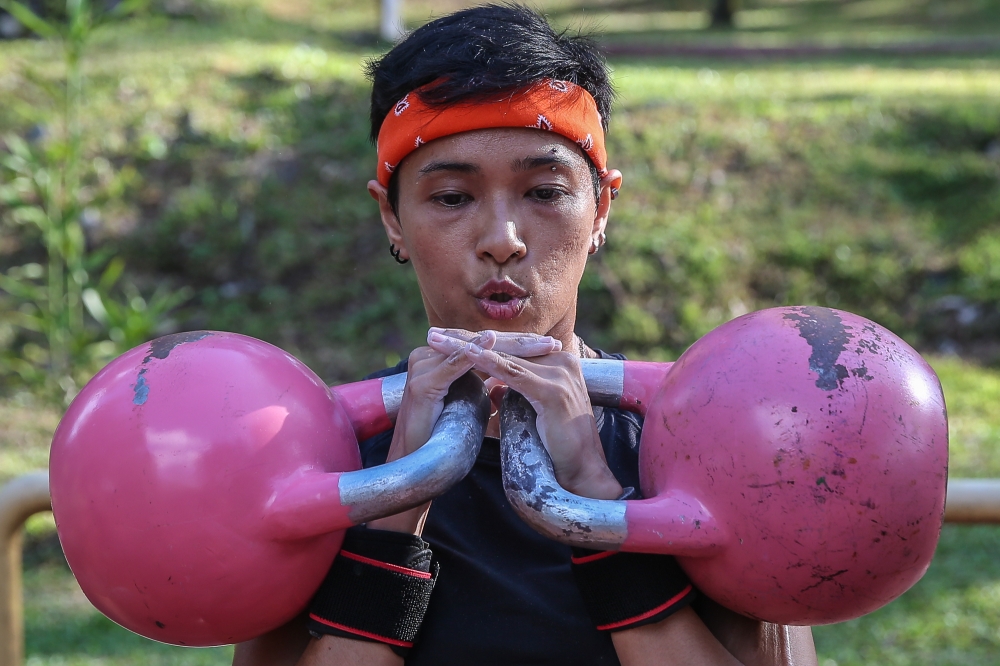 Aishah Samin focusing on her routine. — Picture by Yusof Mat Isa