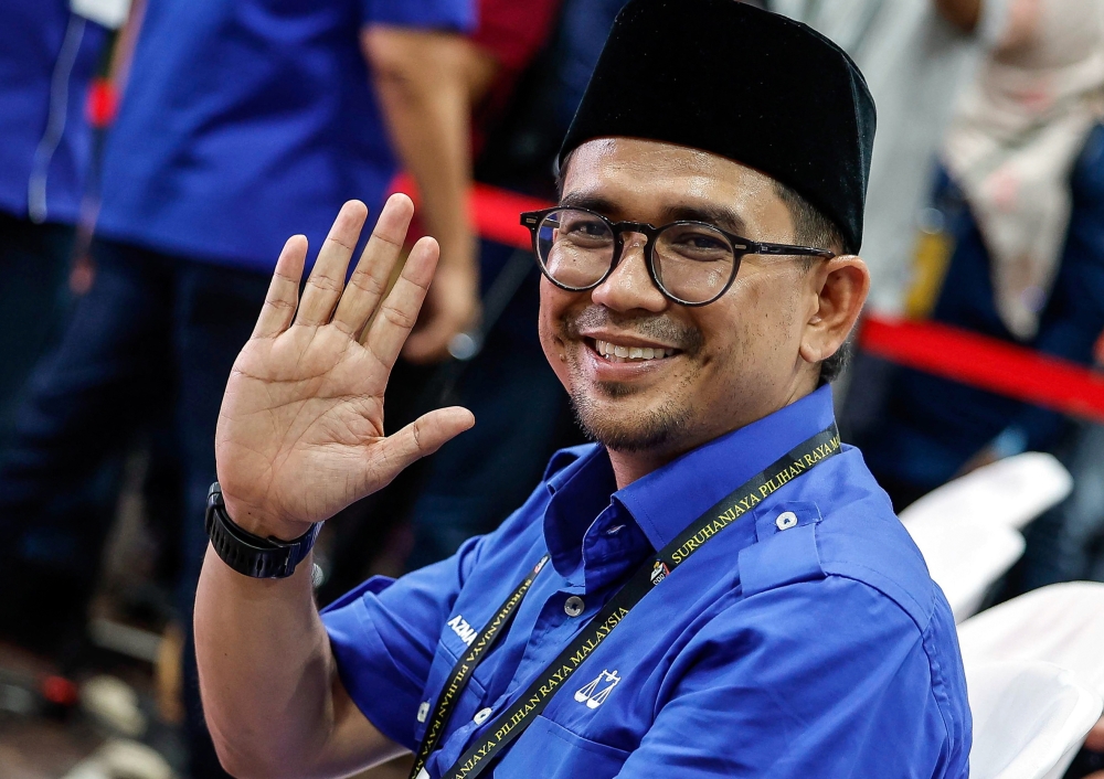 Barisan Nasional (BN) candidate Mohd Azmawi Fikri Abdul Ghani waves to the cameras after being declared the winner of the Nenggiri State Legislative Assembly by-election at Dewan Perdana, Kompleks Perdana in Gua Musang August 17, 2024.  — Bernama pic