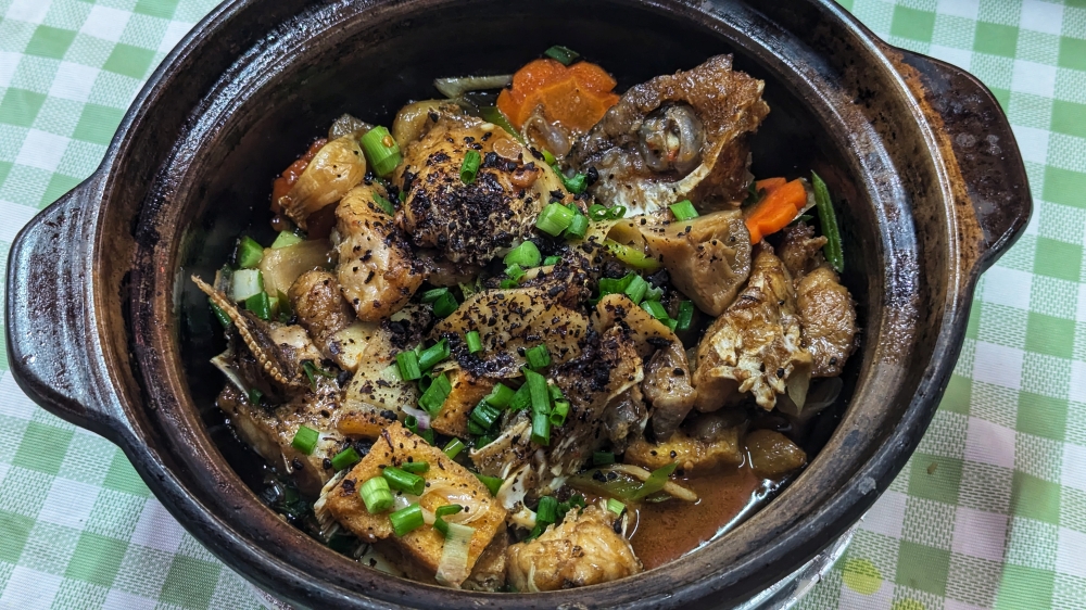 Claypot grouper fish head is the signature dish at Shuan Loong. — Picture by Ethan Lau