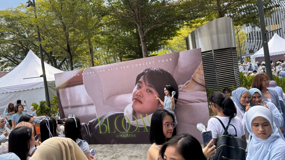 Doh Kyung-soo fans eagerly arrived at the venue hours before the show. — Picture by Erna Mahyuni