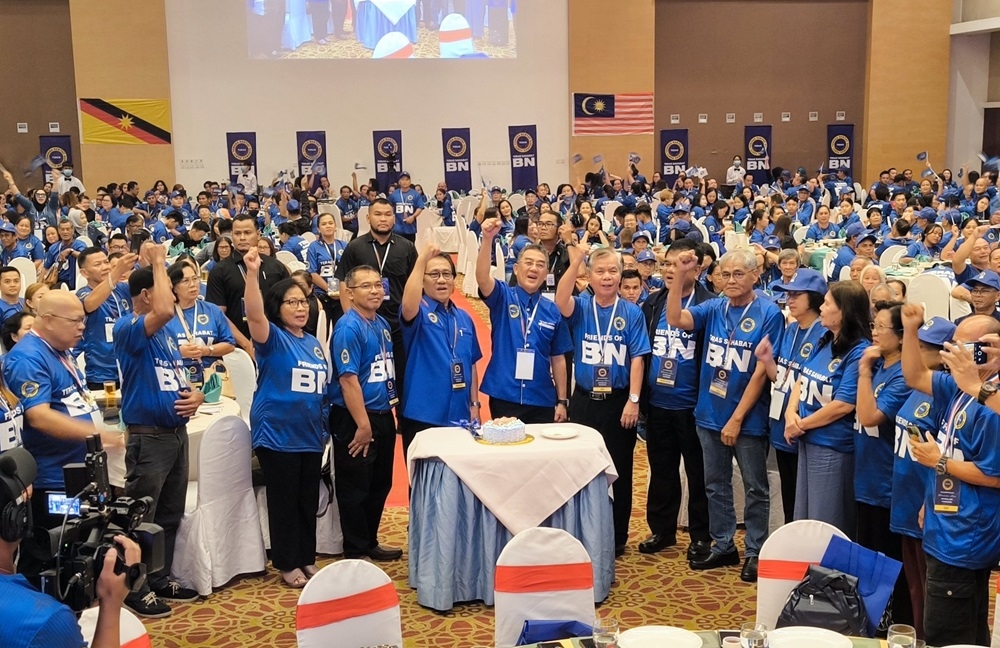 (From 5th left) Teras president Banyi Beriak, Affendi Jeman lead the chanting of support for the party, ‘Hidup Teras’. — Peter Boon/The Borneo Post pic 