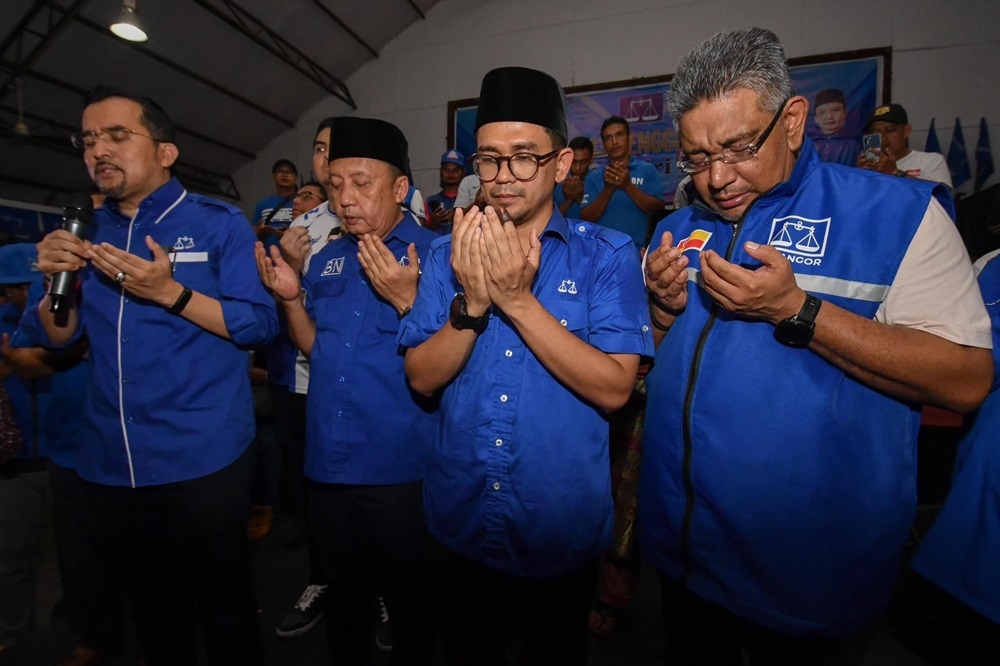 Prime Minister Datuk Seri Anwar Ibrahim said the victory of the Barisan Nasional candidate Mohd Azmawi Fikri Abdul Ghani (2nd right) in the Nenggiri state by-election yesterday proves that the people of Kelantan accept the partnership formed under the unity government. — Picture via Facebook/Anwar Ibrahim 