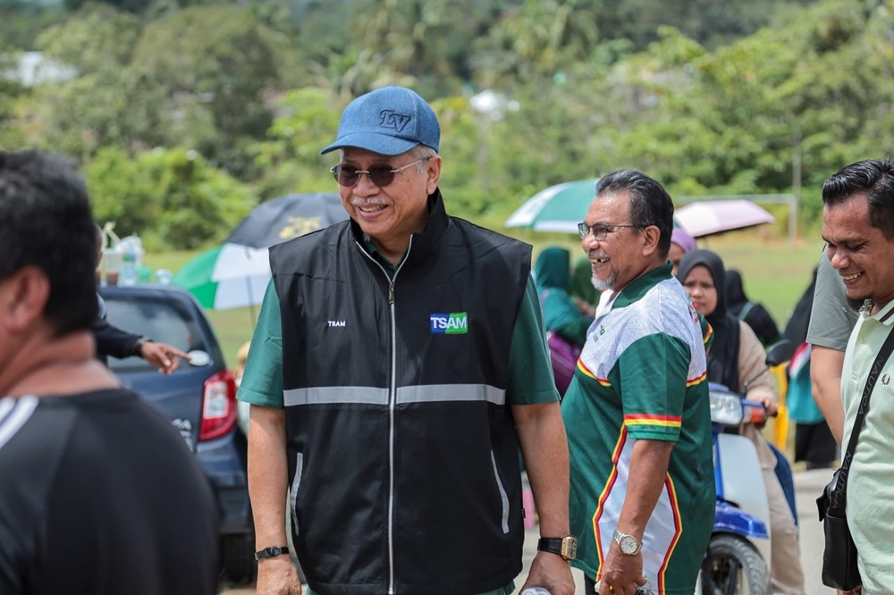 Perikatan Nasional’s director for the Nenggiri by-election Tan Sri Annuar Musa has alleged that 2,000 people did not vote in the polls due to rumours of vote-buying, claiming that it affected the coalition’s chances. — Picture via Facebook/Tan Sri Annuar Musa