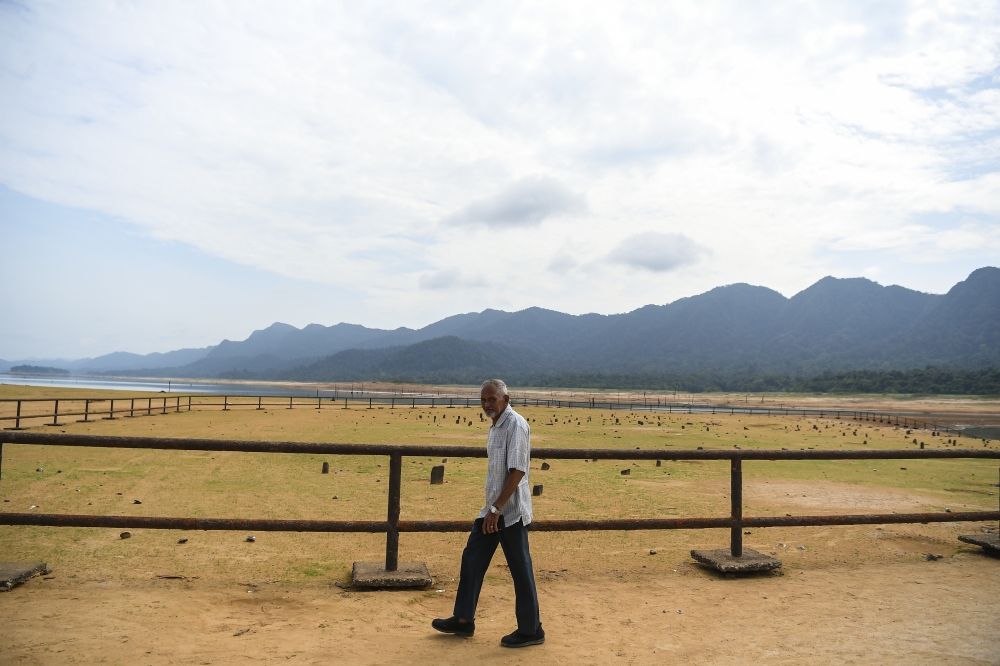 Receding water levels at the Pedu Lake exposed an old cemetery in Kampung Mong Gajah, believed to be around 100 years old, since the start of this month. 