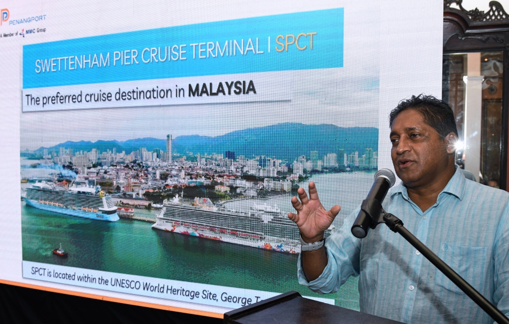 PPSB chief executive officer Datuk Sasedharan Vasudevan reportedly said the floating solar farm project will increase the use of solar energy in the PPSB terminal. — Bernama pic 