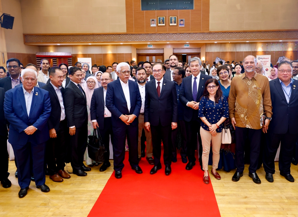 Prime Minister Datuk Seri Anwar Ibrahim poses for a group photo after delivering a speech during a gathering with the Malaysian diaspora in India at the multipurpose hall of the Malaysian High Commission in New Delhi, August 20, 2024. — Bernama pic 