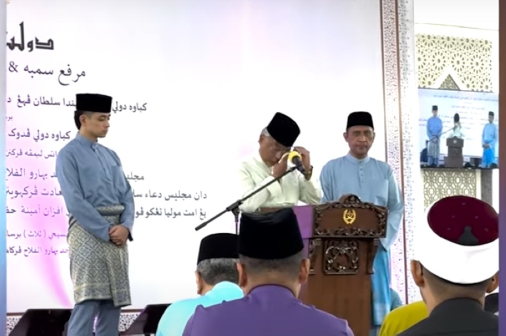 Al-Sultan Abdullah was seen wiping away tears and unable to continue, prompting the Tengku Mahkota of Pahang, Tengku Hassanal Ibrahim Alam Shah, who was beside him, to continue the address. — Screengrab from social media 