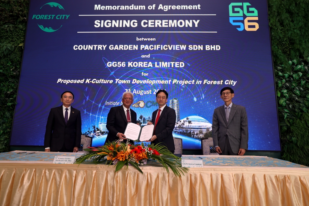 Executive Director of Country Garden Pacificview Sdn Bhd (CGPV), Datuk Md. Othman Yusof (2nd left) and CEO of GG56, Kim Young Kun (2nd right) exchange the Memorandum of Understanding (MoU) for Malaysia’s first Korean Culture Town project during the MoU signing ceremony at Forest City in Iskandar Puteri August 21, 2024. — Bernama pic