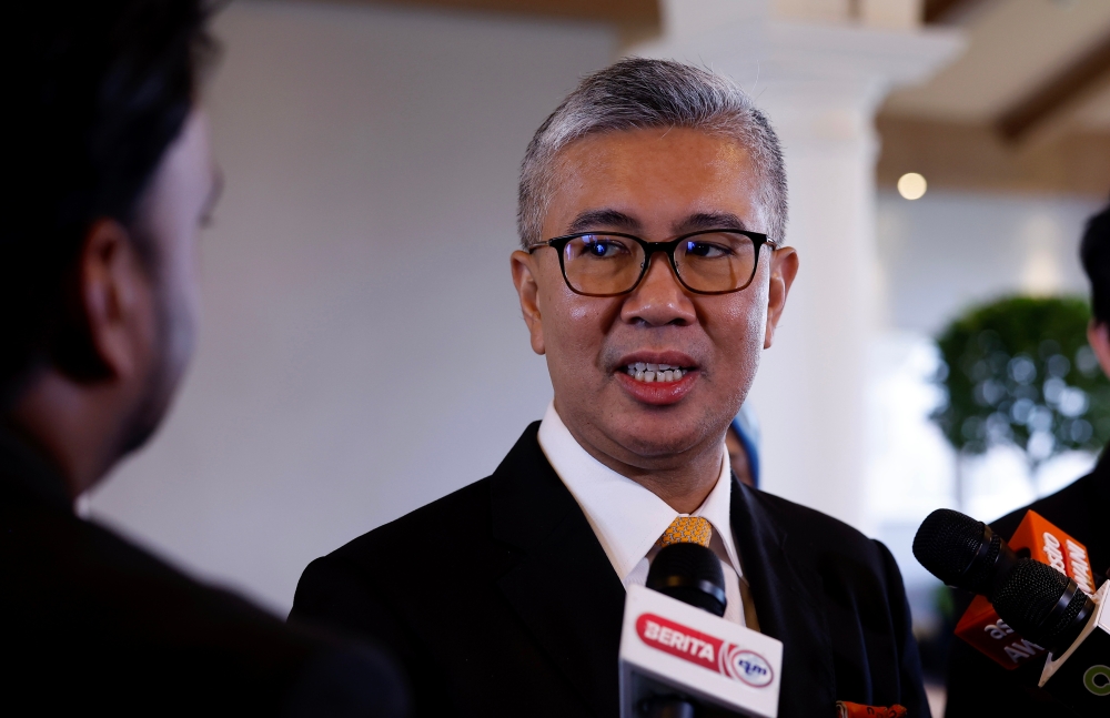 Investment, Trade and Industry Minister Datuk Seri Tengku Zafrul Abdul Aziz said Malaysia is always ready to meet the increasing demand for palm oil in India through the cooperation with major importing companies such as Emami Agrotech Ltd. — Bernama pic