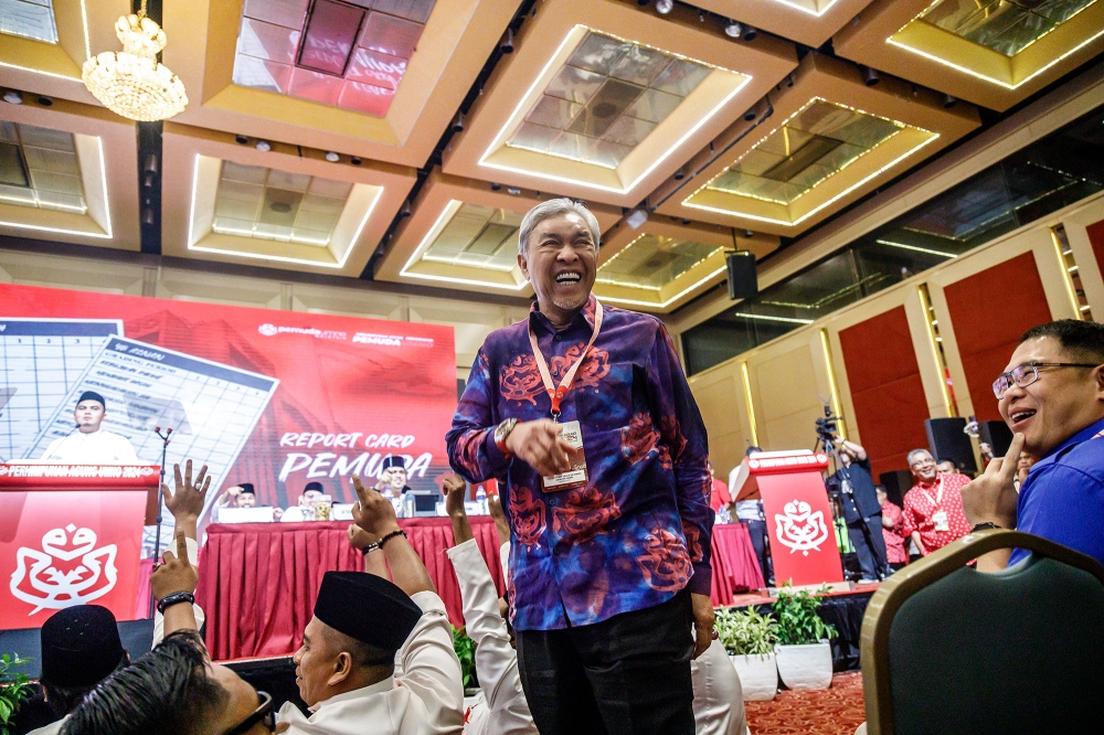 Umno president Datuk Seri Dr Ahmad Zahid Hamidi speaks with Youth delegates at the 2024 Umno General Assembly at the World Trade Centre Kuala Lumpur. August 22, 2024. — Picture by Firdaus Latif