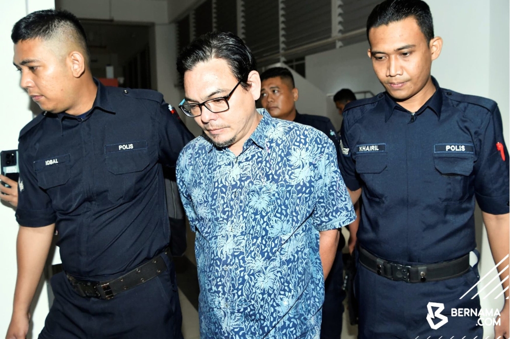 Singer Yasin Sulaiman being escorted by police at the High Court in Shah Alam, August 22, 2024. — Picture X/Bernama   