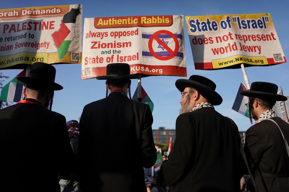 Ultra-Orthodox Jews hold placards as people protest in support of Palestinians in Gaza, in the sidelines of the Democratic National Convention (DNC) in Union Park, Chicago, Illinois, U.S., August 22, 2024. — Reuters
