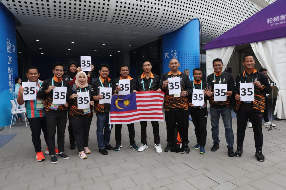 National para badminton star Mohd Amin Burhanuddin (fifth from right) during last year's Hangzhou 2023 Asian Para Games at the Binjiang Stadium. — Bernama