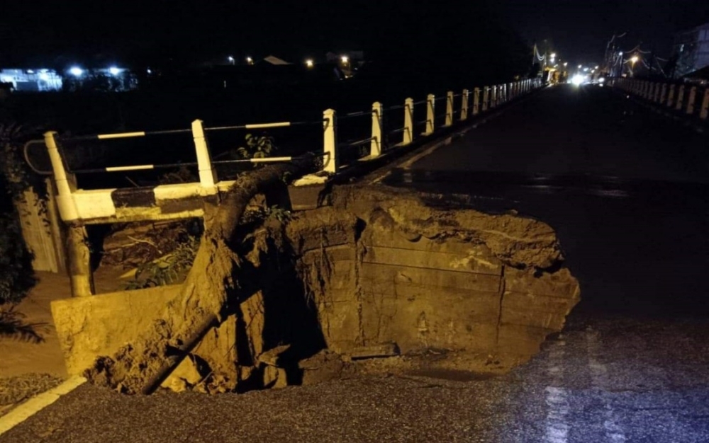 Continuous heavy rain in the Tanjung Malim district since yesterday afternoon has led to flooding and water surge incidents, causing the collapse of three bridges, including the Slim Village bridge, damage to a water intake facility, and affecting hundreds of residents. — Perak exco pic