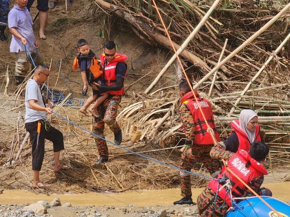 The rescue operation involved 30 personnel, including 12 firefighters, five members of the Malaysian Civil Defence Force (APM), and 13 volunteers. — Picture via Facebook/Firefighter and Rescue Dept