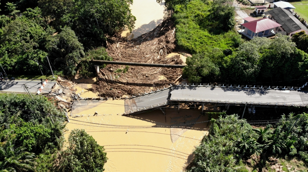 In the incident at about 6.45 pm yesterday, continuous heavy rain caused several areas in Muallim to be flooded and a water surge, causing hundreds of residents to be trapped. — Bernama pic