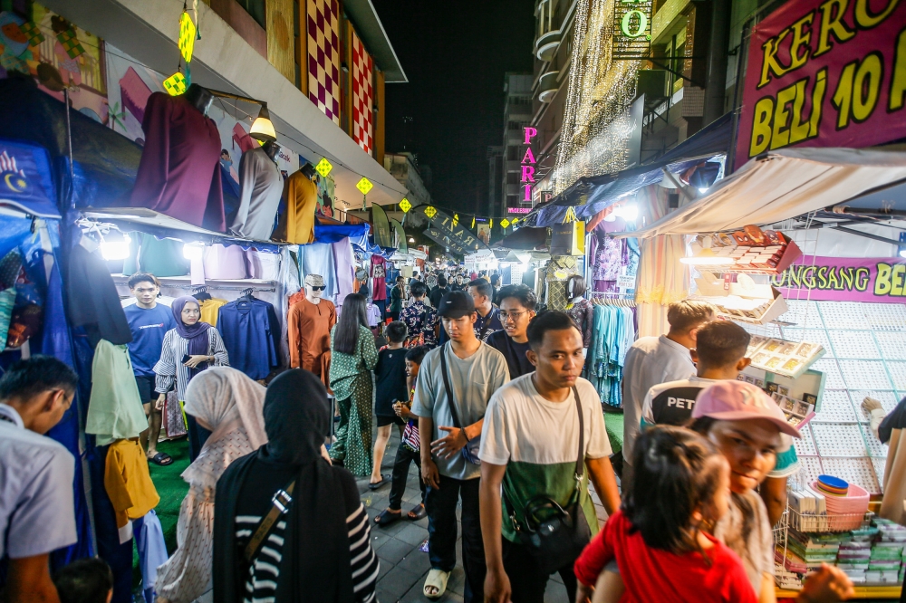The night market at Lorong Tuanku Abdul Rahman (TAR) has been closed today to facilitate search and rescue operations following a soil slip incident at Jalan Masjid India yesterday morning. — Picture by Hari Anggara