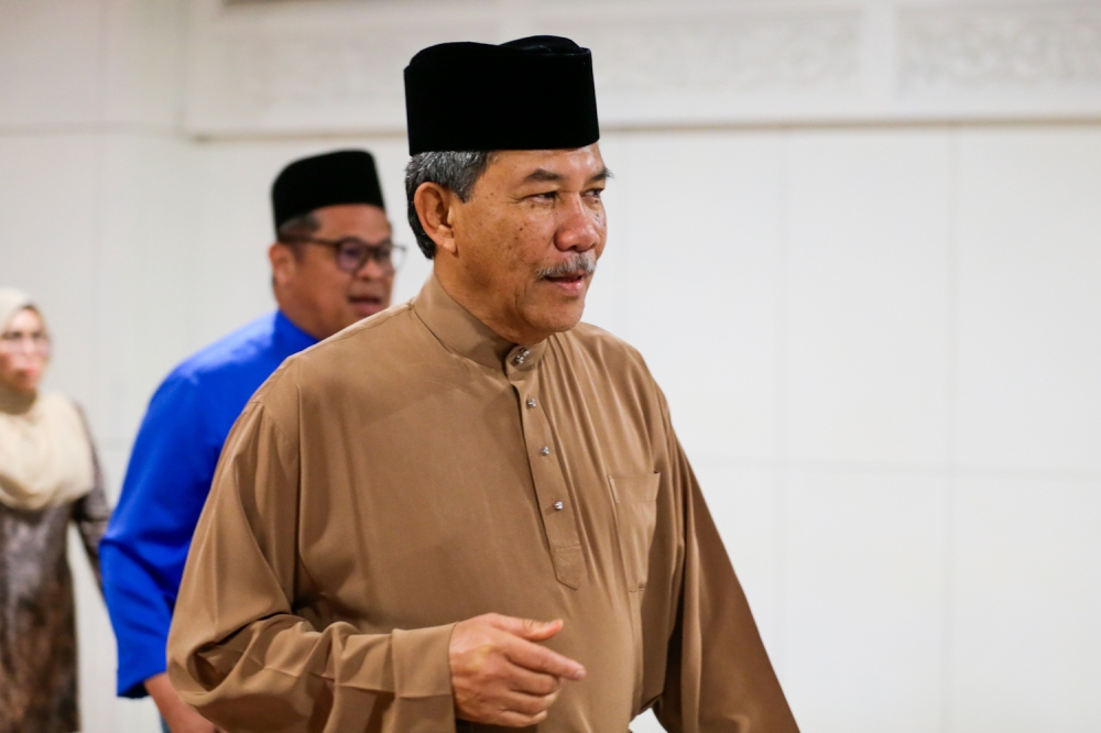 Barisan Nasional deputy chairman Datuk Seri Mohamad Hasan said it is too early to conclude whether BN and Umno can go ‘solo’ in the 16th general election. — Picture by Raymond Manuel