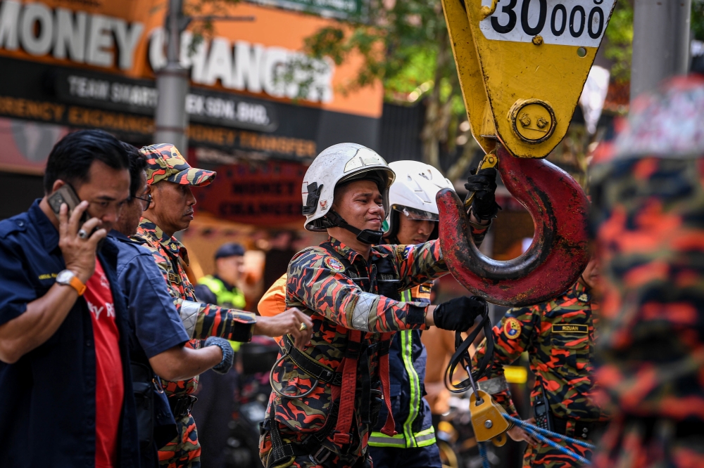The second day of the search and rescue operation to find an Indian tourist who fell into a sinkhole that opened at her feet along Jalan Masjid India here yesterday ended without any new leads. — Bernama pic