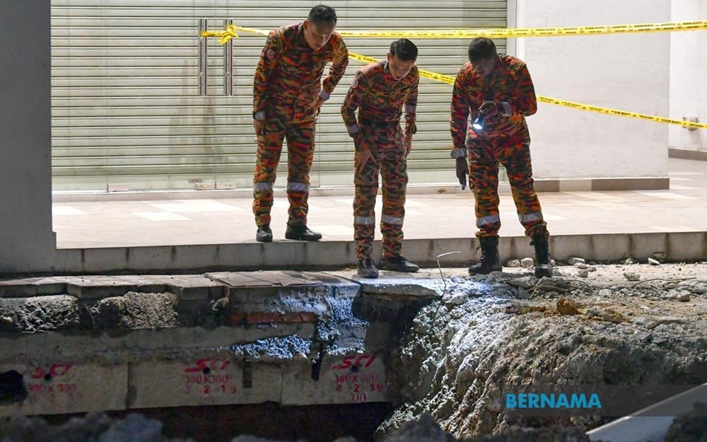 The second day of the search and rescue operation for a female Indian national who fell into a sinkhole on Jalan Masjid India here has been suspended due to the lack of new leads. — Bernama pic