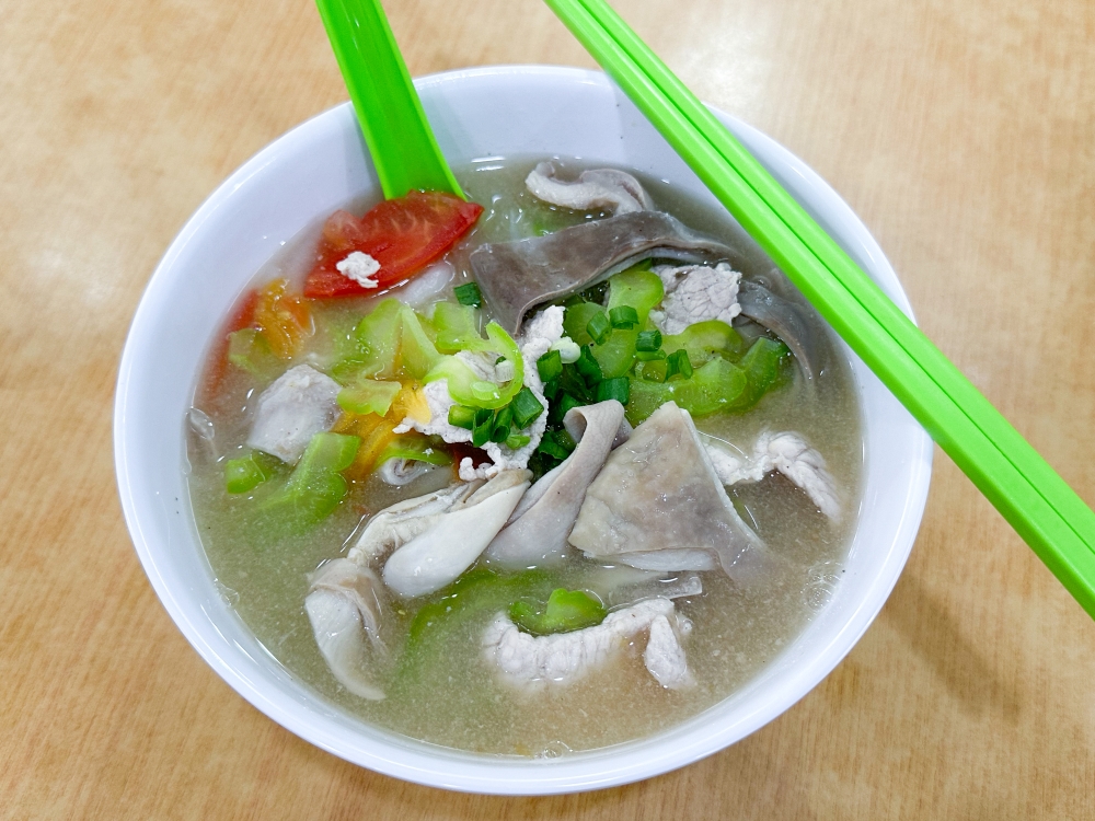  Pig stomach soup noodles is the best way to perk up your mood — Picture by Lee Khang Yi