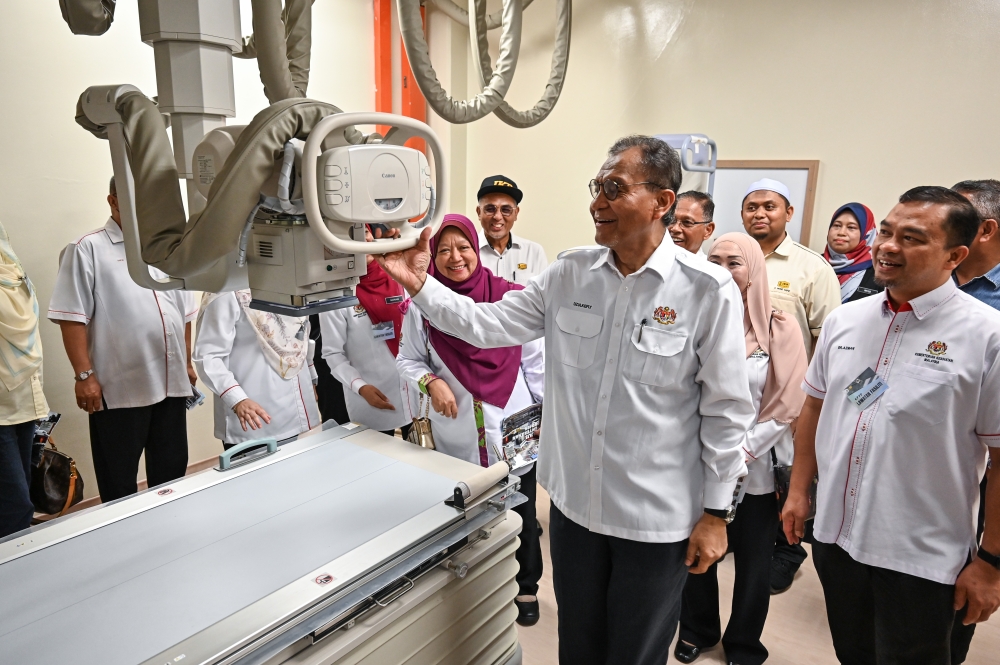 according to Health Minister Datuk Seri Dr Dzulkefly Ahmad, the ministry is already looking for other alternatives and is getting other suppliers as soon as possible. — Bernama pic
