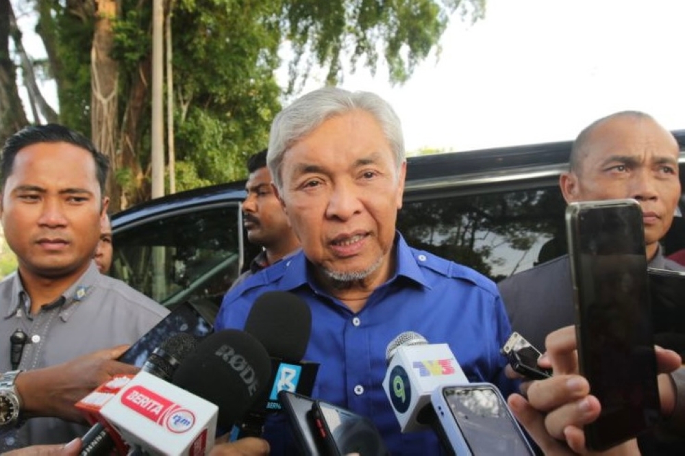 Umno president Datuk Seri Ahmad Zahid Hamidi (centre) denied that there was friction between Umno’s wings on who should be the Mahkota by-election candidate. — Picture by Ben Tan