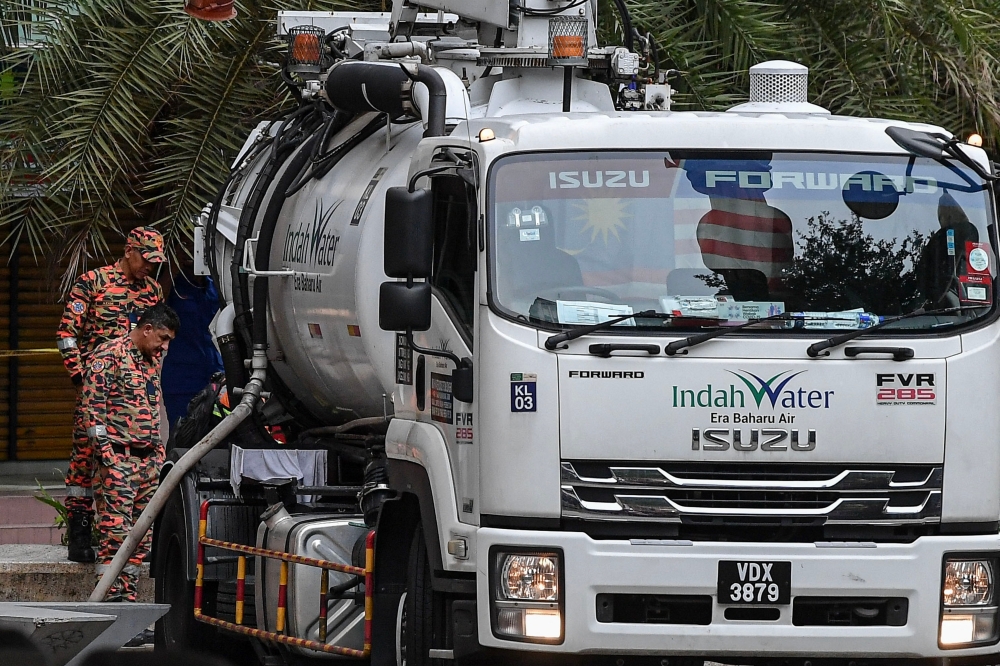 A source informed Bernama that the danger was identified after SAR team members were deployed to inspect the tank, initially with two personnel on Sunday and four yesterday. — Bernama pic