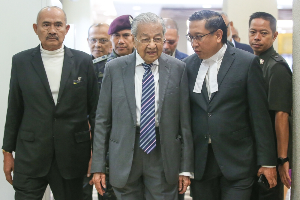 Tun Dr Mahathir Mohamad arrives at the Kuala Lumpur High Court Complex August 27, 2024. — Picture by Yusof Mat Isa