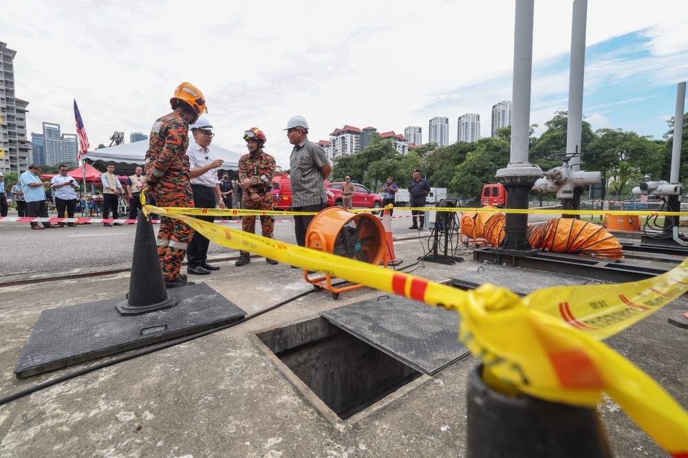 The search and rescue team, comprising the Malaysian Fire and Rescue Department (JBPM), Indah Water Konsortium (IWK), and DBKL, continue their efforts at the endpoint near the Pantai Dalam treatment plant. — Bernama pic