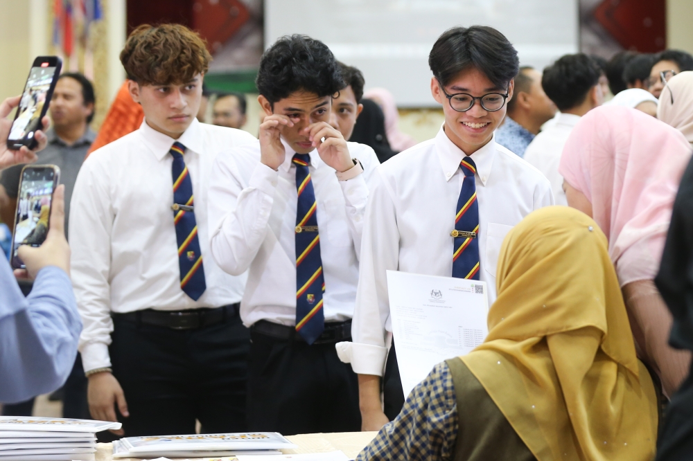 Over 51 per cent of Malaysian respondents favoured a ban of smartphones in schools. — Picture by Miera Zulyana